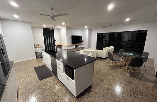 Parap Apartment | 1BR (sleeps 3) - private, modern granny flat with large shaded pool