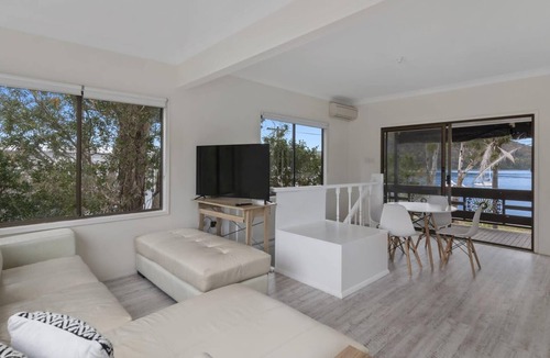 Ettalong Beach Apartment | 2/372 Ocean View - 4pm Check out on Sundays