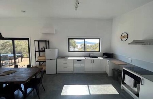 East Jindabyne House | 2 beautiful new cabin with views of lake Jindabyne