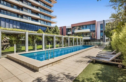 Cremorne Apartment | 2-Bed Unit with Parking, Balcony and Pool near CBD