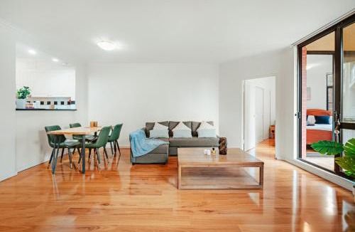 Darling Harbour Apartment | 2 Bedroom Apartment Pyrmont with Balcony