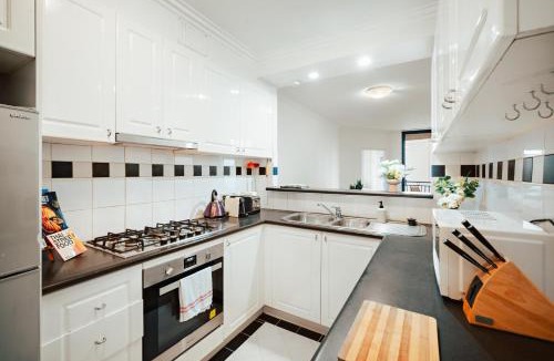 Darling Harbour Apartment | 2 Bedroom Apartment Pyrmont with Balcony