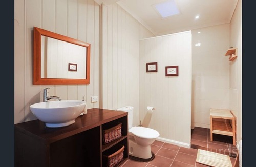 Pokolbin Ski Chalet | 2 Bedroom Cottage overlooking the Vineyard