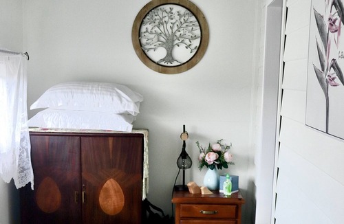 Uralla Cottage | 2 Bedroom Country Cottage - Sleeps up to 6