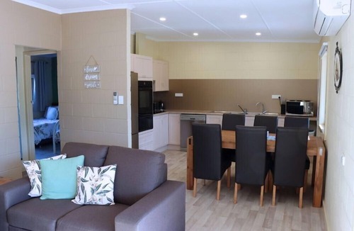Barmera House | 2 bedroom pet friendly cottage right next to the lake