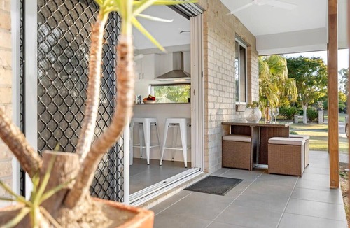 Helensvale Apartment | 2 Bedroom With A/C Near MovieWorld & Wet’n’Wild