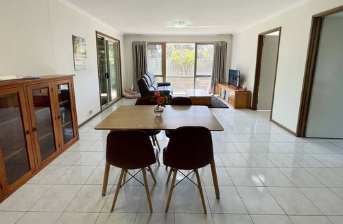 St. Albans House | 2 bedrooms back unit with large backyard