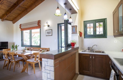 Megalo Metochi House | 2 bedrooms+studio, ideal for kids, 36m² pool, 2.500m² garden, 2,5km from town