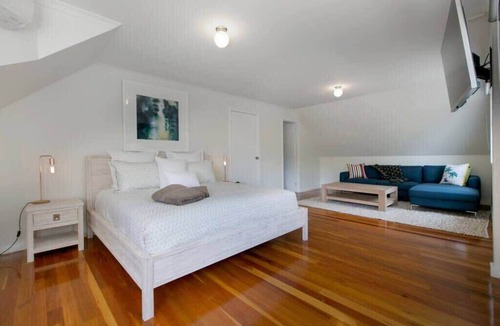 Red Hill House | 2 Marma Retreat-Heated pool, jacuzzi, pet friendly