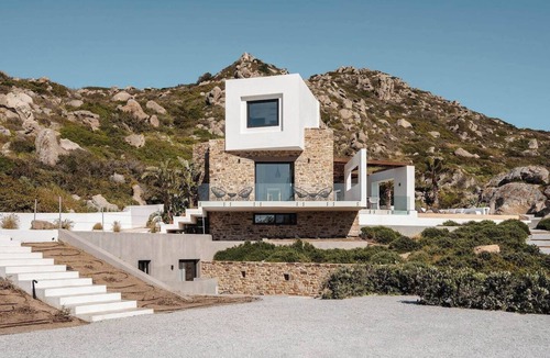 Maragas Villa | 2 minutes walk from Plaka Beach, jacuzzi and infinity pool