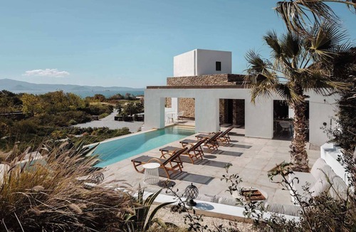 Maragas Villa | 2 minutes walk from Plaka Beach, jacuzzi and infinity pool