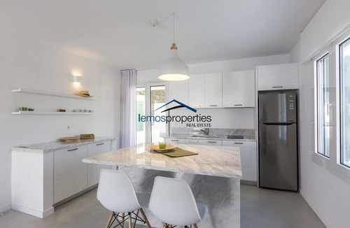 Koundouros House | 2 modern houses with 4 bedrooms, a swimming pool and a sea view
