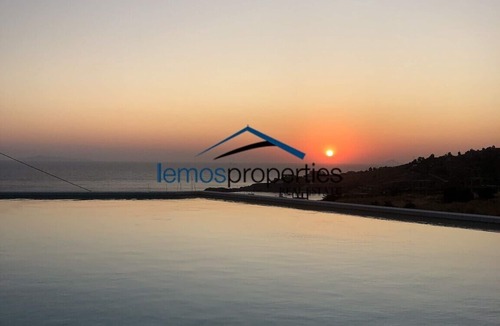 Koundouros House | 2 modern houses with 4 bedrooms, a swimming pool and a sea view