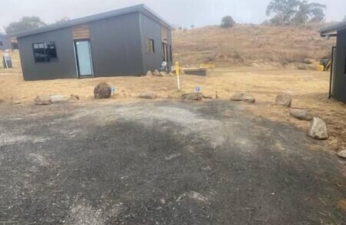 East Jindabyne House | #2 New Modern Cabin with Amazing views over lake