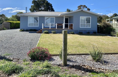 Metung House | 20 metres from the safest familiy beach- HAMPTON Style Waterfront Home
