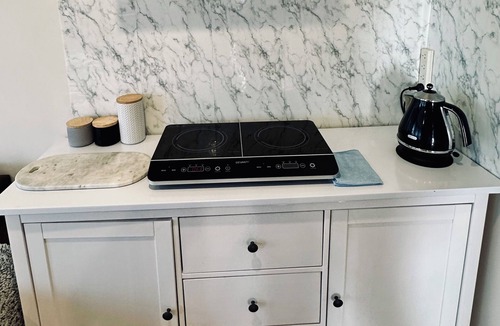 Laverton Apartment | 20 minutes to Mel CBD! 2 BRs AirCon unit house with living kitchen parking.