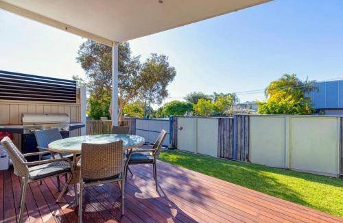 Dicky Beach House | 220 m² House ∙ 3 bedrooms ∙ 8 guests