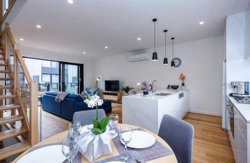 Port Melbourne House | 240 m² House ∙ 3 bedrooms ∙ 8 guests