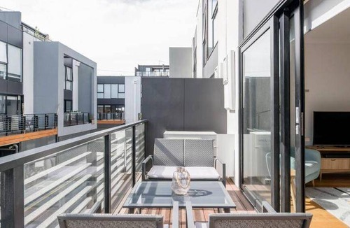 Port Melbourne House | 240 m² House ∙ 3 bedrooms ∙ 8 guests