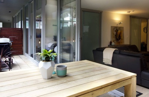Port Melbourne Apartment | 250m from the beach.Gym/lap pool access,Parking, pet friendly, outdoor area, BBQ