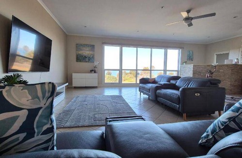 Kingscote House | 252 m² House ∙ 2 bedrooms ∙ 4 guests