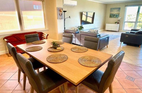 Kingscote House | 252 m² House ∙ 2 bedrooms ∙ 4 guests