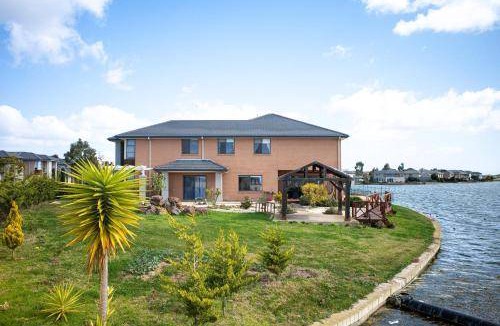 Sanctuary Lakes House | 293 m² House ∙ 5 bedrooms ∙ 10 guests