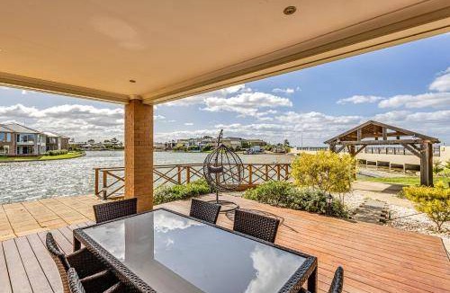 Sanctuary Lakes House | 293 m² House ∙ 5 bedrooms ∙ 10 guests