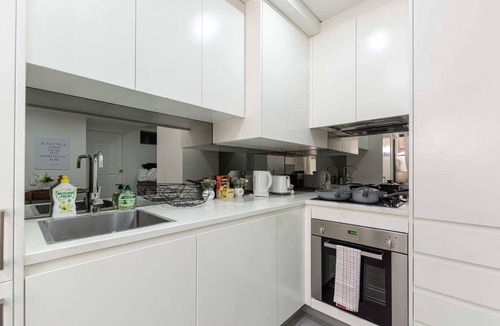 Darling Harbour Apartment | 2BD Apt with Large Courtyard near The Star Casino
