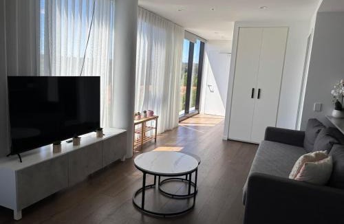 Reid Apartment | 2BR-2BR-2Cars -CBD-Pool-sleeps 6