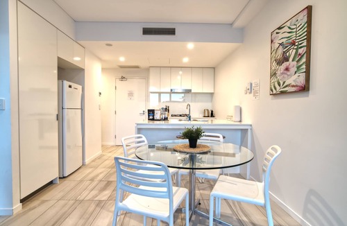 Newstead Apartment | 2BR Food Drink Hub Pool Parking Gym Rooftop