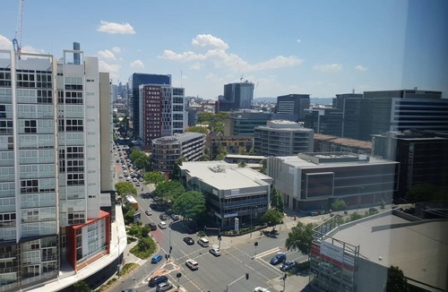 Newstead Apartment | 2BR Food Drink Hub Pool Parking Gym Rooftop