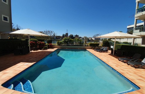 Kangaroo Point Apartment | 2BR Lovely River ★Retreat Pool★Gym★Wine★Netflix