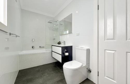 Belmont South House | 3-Bed Coastal Haven with Alfresco Dining & BBQ