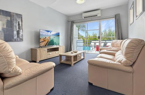 Batemans Bay House | 3-Bed with Alfresco Dining & Pool in Batemans Bay