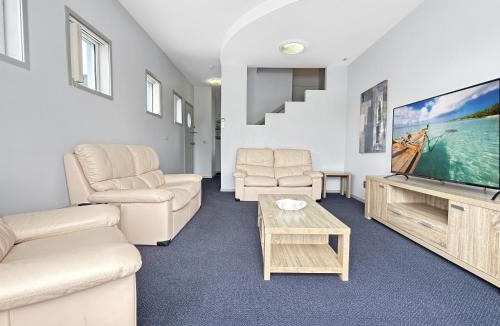 Batemans Bay House | 3-Bed with Alfresco Dining & Pool in Batemans Bay