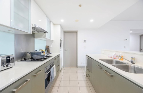 Darling Harbour Apartment | 3-bedroom apartment in serene Sydney with AC, WiFi. Enjoy your stay