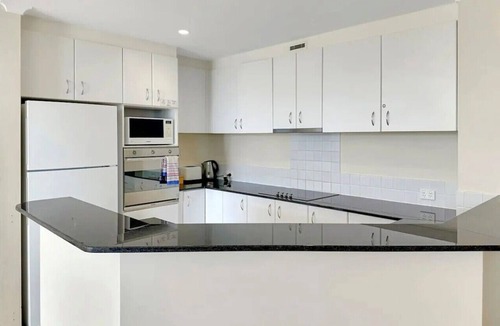 North Avoca Apartment | 3 bedroom Avoca Beach apartment with pool. Sleeps 8. 250m from the beach