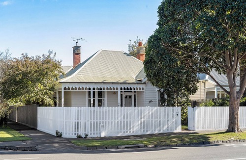 Brighton House | 3 bedroom Brighton home with a huge pool and lush gardens.