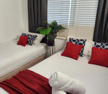 Stuart Park House | 3 Bedroom City Fringe Townhouse with Spa & Courtyard