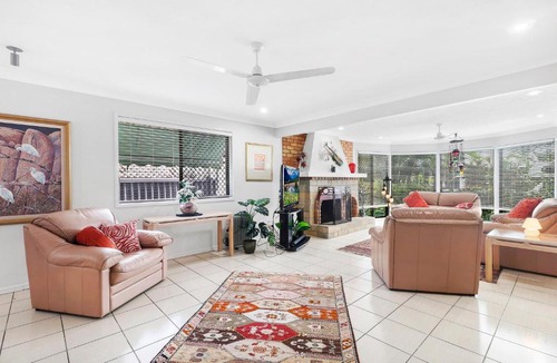 Burleigh Waters House | 3 BR Hidden Gem with WIFI and Indoor Fireplace