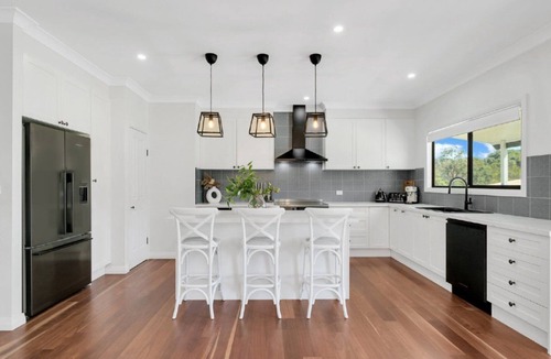 Repton House | 3 Galahs - Sleeps 8 Luxe Riverside Retreat