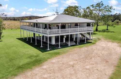 Repton House | 3 Galahs - Sleeps 8 Luxe Riverside Retreat