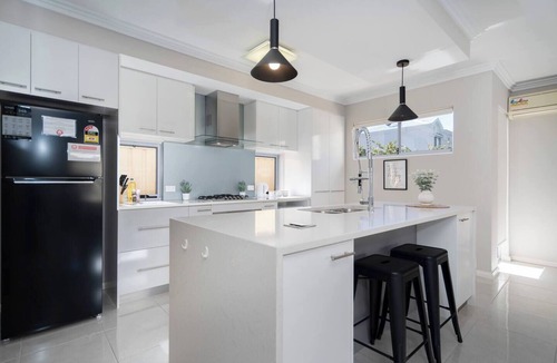 North Perth House | 30 Modern & Quiet Retreat 3BR -Walk to Dining & Shops!