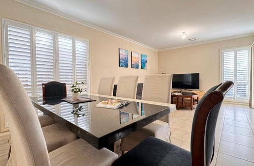 Penrith Villa | 300 m² Villa ∙ 5 bedrooms ∙ 12 guests
