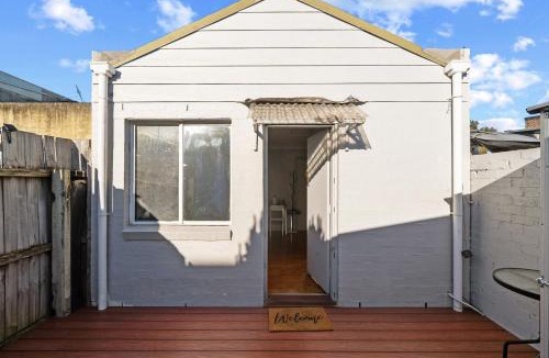 Beaconsfield House | 31Bea ABNB-Style Studio, 9 mins walk to Train, Easy access to CBD