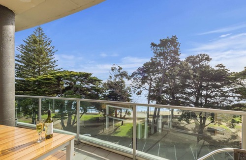 Cowes House | 340 THE WAVES, Studio Unit, across the road from the beach, lift access.