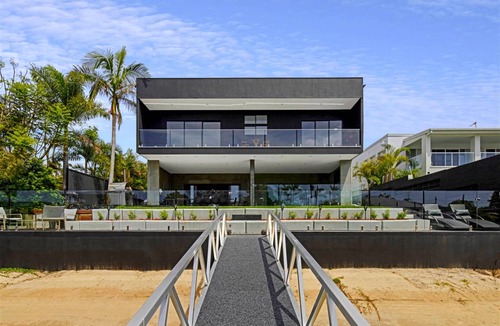 Broadbeach Waters House | 350 m² House ∙ 6 bedrooms ∙ 13 guests