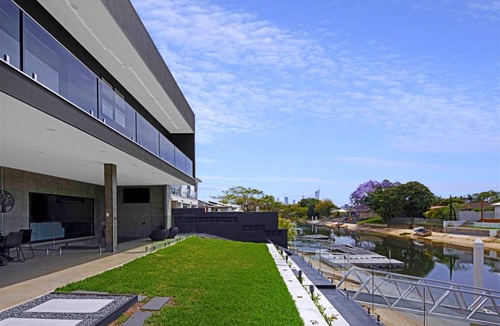 Broadbeach Waters House | 350 m² House ∙ 6 bedrooms ∙ 13 guests
