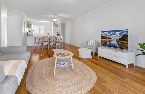 Moreton Bay Region Apartment | 350m from Kings Beach | 3 bedroom | 1 bathroom | A/C | communal swimming pool